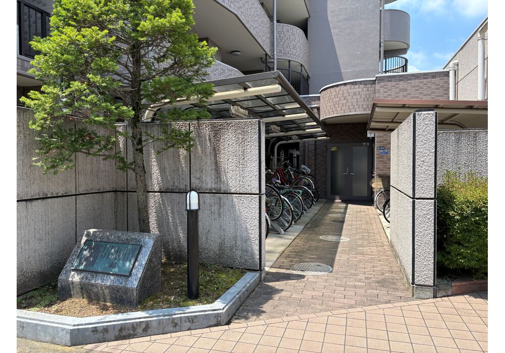 ★館銘板と駐輪場