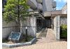 ★館銘板と駐輪場
